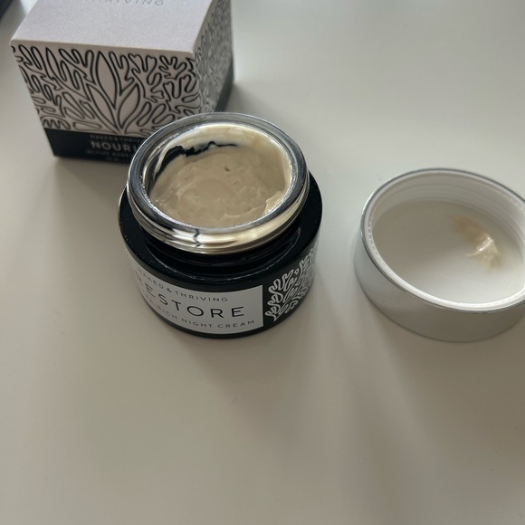 Naked & Thriving, Restore Ultra-Rich Night Cream: A retinol-alternative cream - Picture 3 of 5